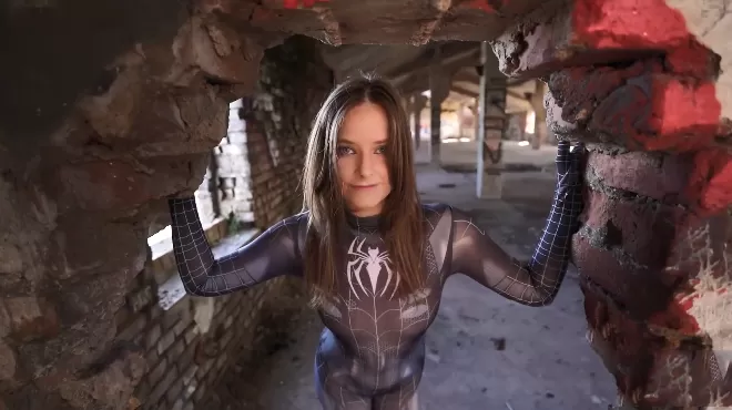 Yuryevij_Anh chàng nhiếp ảnh gia may mắn và cô nàng spider girl ướt át sex dep net